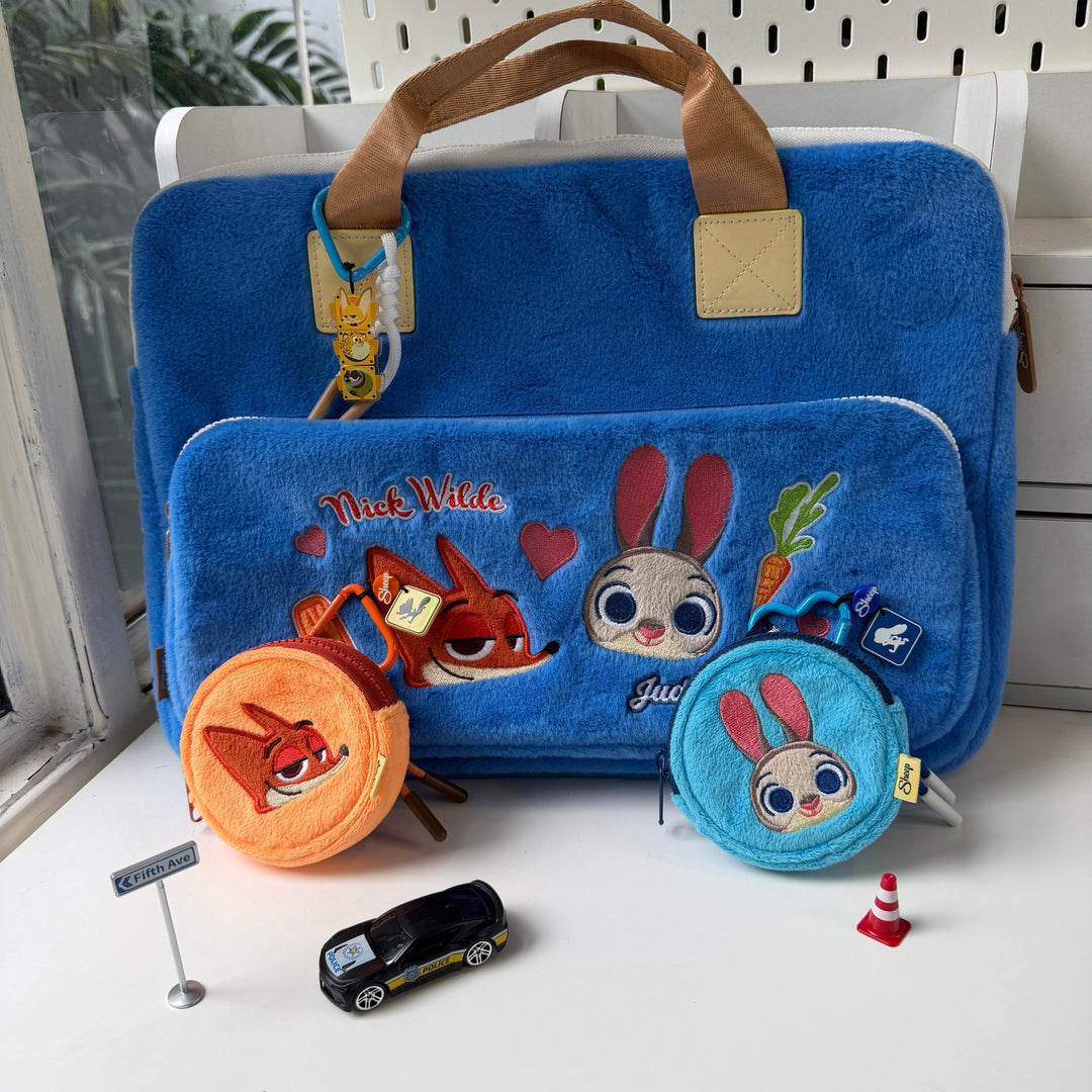 คู่จิ้น nick & judy หนัง zootopia ภาค 2 กระเป๋าใส่ macbook sleeve พวงกุญแจกระเป๋า mini gadget bag  นิค จูดี้ จิ้งจอก กระต่าย สีน้ำเงิน ส้ม ฟ้า ใส่คอม มีหูหิ้ว ขนาด 16 นิ้ว มีช่องใส่การ์ด แถมพวงกุญแจ มีตะขอห้อย กระเป๋าใส่ airpods แอร์พอด