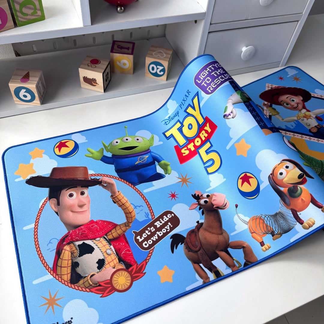 Toy Story 5 woody buzz lightyear วูดดี้ บัซ ไลท์เยียร์ Slinky Dog  สลิงกี้ ด็อก Rex เร็กซ์ mouse pad แผ่น รองเมาส์ ใหญ่ สี ฟ้า เกมมิ่ง gaming Aliens เอเลี่ยน Little Green Men Jessie เจสซี่ ของเล่น ลิขสิทธิ์แท้ Disney Pixar ดิสนีย์ ทอย สตอรี่ ของสะสม