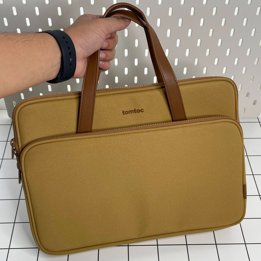 Tomtoc Handbag กระเป๋าถือกันน้ำ และ กันงอ สำหรับใส่ MacBook