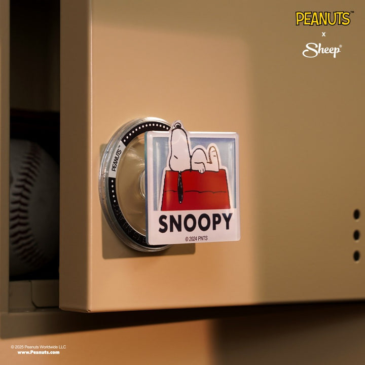 ที่ตั้งโทรศัพท์ Peanuts ไอเท็มเสริมไอโฟน Snoopy Griptok Snoopy นอนบนหลังคาสีแดง