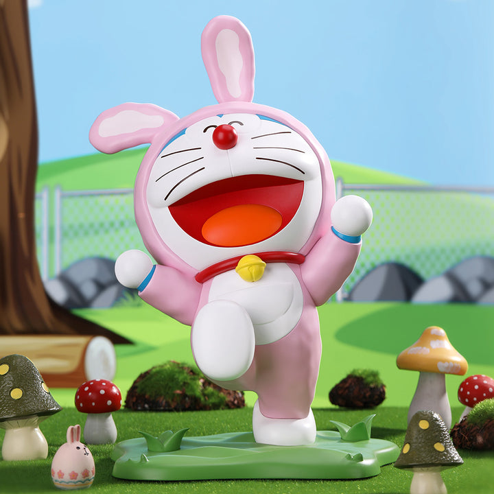 โดราเอม่อน สีชมพู วาง โทรศัพท์ Rock Doraemon Phone Holder โดเรม่อน บนเตียง