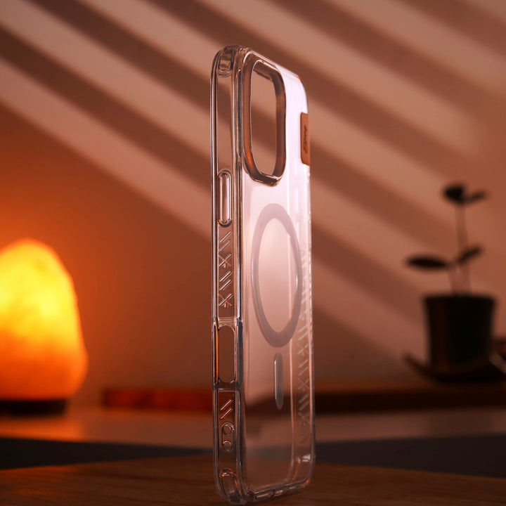 เคสใส iPhone 16 วางบนโต๊ะ อวดสีเครื่องเต็มๆ พร้อม MagSafe รองรับการชาร์จไร้สาย